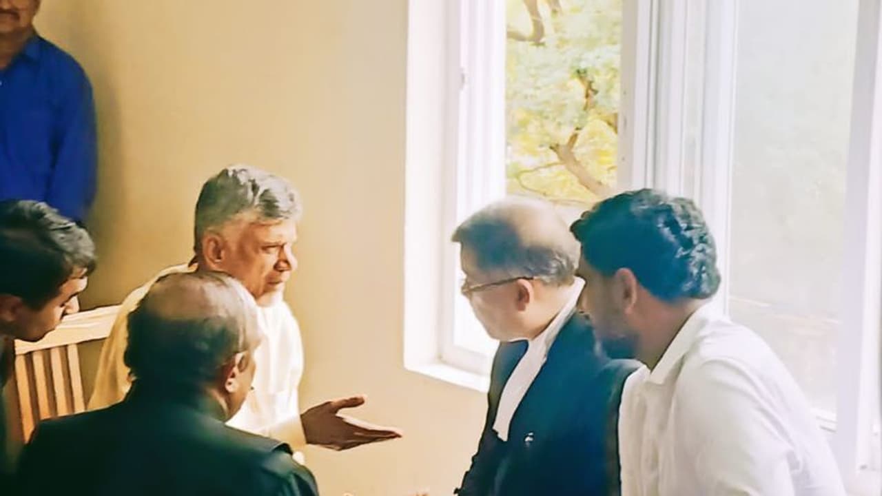 చంద్రబాబు అరెస్ట్పై విచారణకు గంట సేపు బ్రేక్.. న్యాయమూర్తి ఎలాంటి నిర్ణయం వెలువరిస్తారనే ఉత్కంఠ..!! చంద్రబాబు అరెస్ట్పై విచారణకు గంట సేపు బ్రేక్.. న్యాయమూర్తి ఎలాంటి నిర్ణయం వెలువరిస్తారనే ఉత్కంఠ..!!