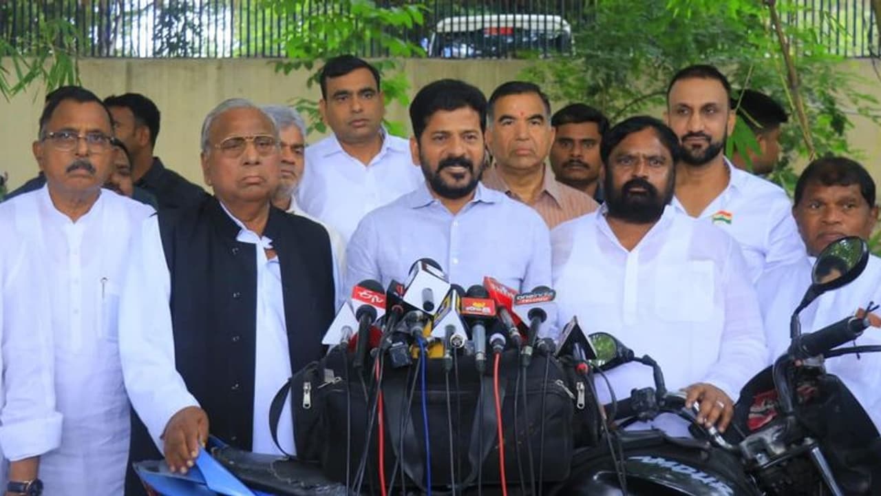 100 రోజుల్లో కాంగ్రెస్ హామీలు నెరవేరుస్తాం: రేవంత్ రెడ్డి 100 రోజుల్లో కాంగ్రెస్ హామీలు నెరవేరుస్తాం: రేవంత్ రెడ్డి