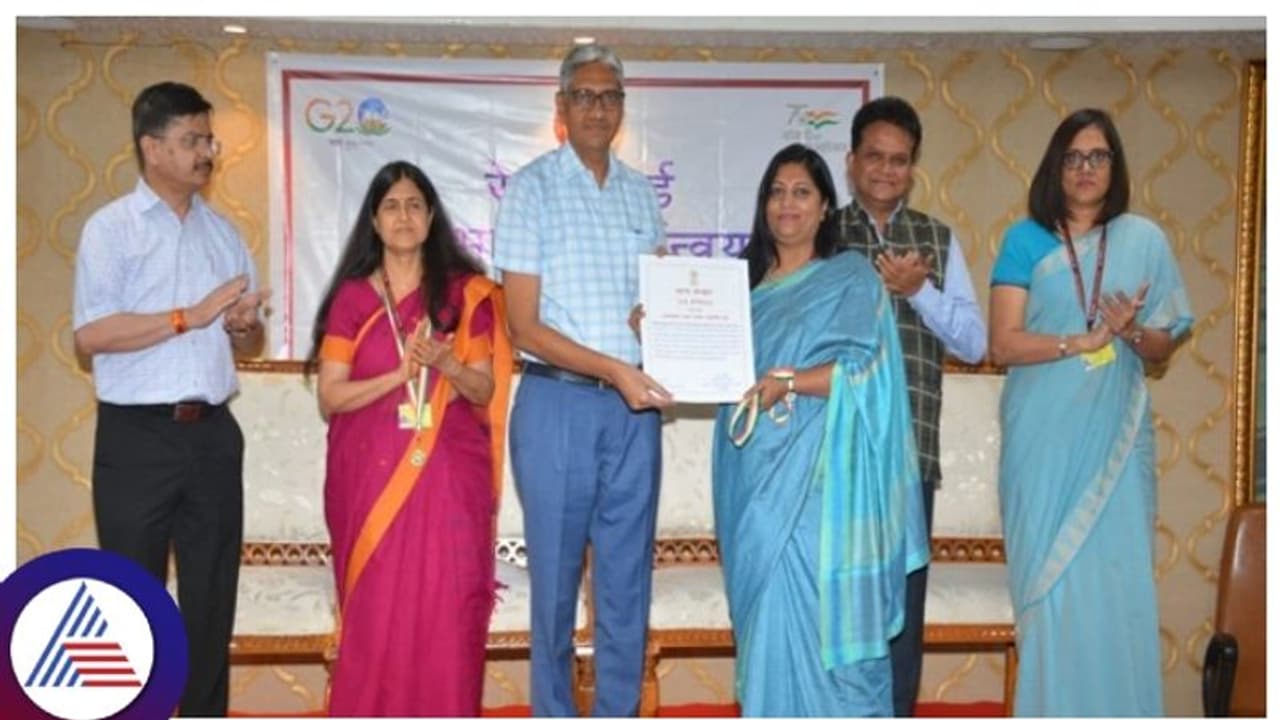 ಹಿಂದಿಯನ್ನು ಅಧಿಕೃತ ಭಾಷೆಯಾಗಿ ಪ್ರಚಾರ ಮಾಡುವಲ್ಲಿ ಪ್ರಶಂಸೆ ಪಡೆದ ಬೆಂಗಳೂರು ರೈಲ್ವೆ ವಿಭಾಗ ಹಿಂದಿಯನ್ನು ಅಧಿಕೃತ ಭಾಷೆಯಾಗಿ ಪ್ರಚಾರ ಮಾಡುವಲ್ಲಿ ಪ್ರಶಂಸೆ ಪಡೆದ ಬೆಂಗಳೂರು ರೈಲ್ವೆ ವಿಭಾಗ