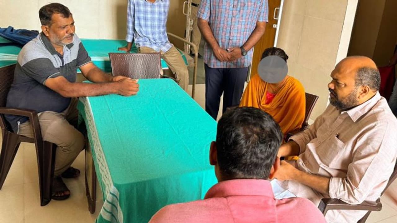 ആലുവ പീഡനം: പെണ്കുട്ടിയുടെ കുടുംബത്തെ സന്ദര്ശിച്ച് മന്ത്രി, 'എല്ലാ സഹായവും ഉറപ്പ് നല്കി' ആലുവ പീഡനം: പെണ്കുട്ടിയുടെ കുടുംബത്തെ സന്ദര്ശിച്ച് മന്ത്രി, 'എല്ലാ സഹായവും ഉറപ്പ് നല്കി'