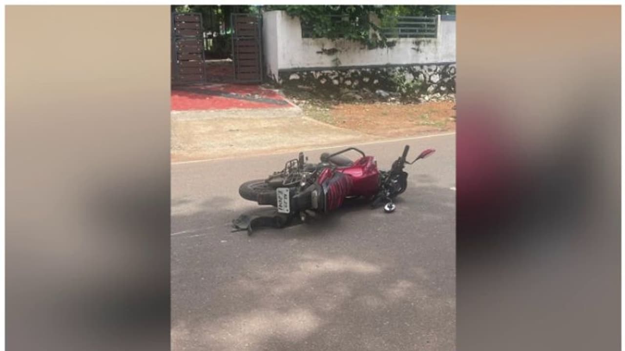 ബൈക്ക് ആദ്യം കാറിലിടിച്ചു, പിന്നീട് ഓട്ടോറിക്ഷയിലും; അപകടത്തിൽ യുവാവിന് ദാരുണാന്ത്യം