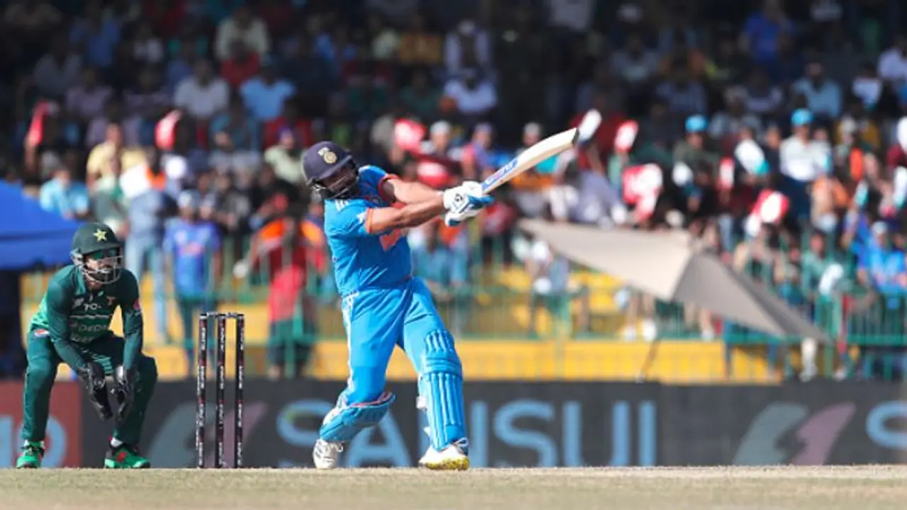 വിക്കറ്റ് കിട്ടിയിട്ടും പാകിസ്ഥാന്‍റെ ഷദാബ് ഖാന്‍ ഇന്നുറങ്ങില്ല; അമ്മാതിരി അടിയടിച്ച് രോഹിത് ശര്‍മ്മ വീഡിയോ 