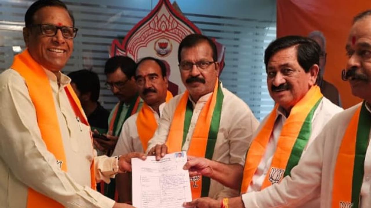 మహబూబ్నగర్ బీజేపీ టికెట్ బరిలో మాజీ మంత్రి పీ చంద్రశేఖర్.. టికెట్ కోసం దరఖాస్తు మహబూబ్నగర్ బీజేపీ టికెట్ బరిలో మాజీ మంత్రి పీ చంద్రశేఖర్.. టికెట్ కోసం దరఖాస్తు