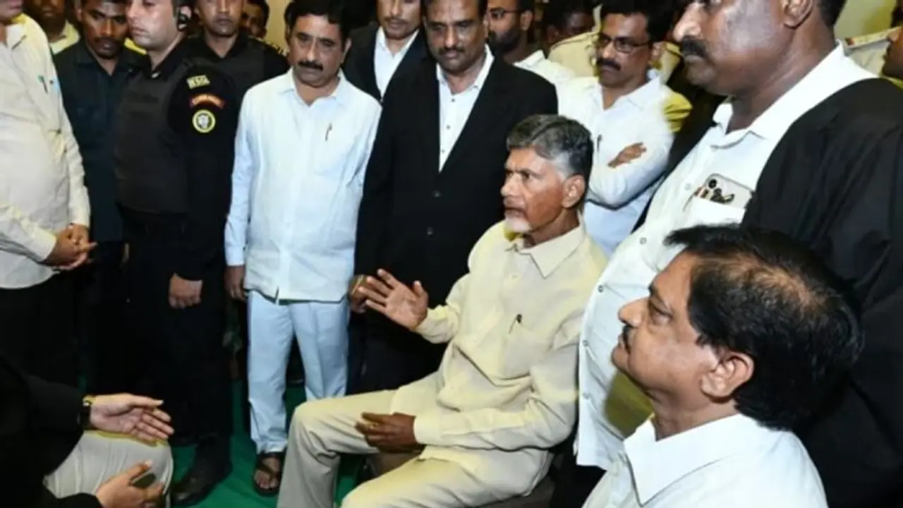 Chandrababu : ప్రజా సమస్యల పరిష్కారం ప్రభుత్వ బాధ్యత... నేరం కాదు : హైకోర్టుకు చంద్రబాబు లాయర్లు Chandrababu : ప్రజా సమస్యల పరిష్కారం ప్రభుత్వ బాధ్యత... నేరం కాదు : హైకోర్టుకు చంద్రబాబు లాయర్లు