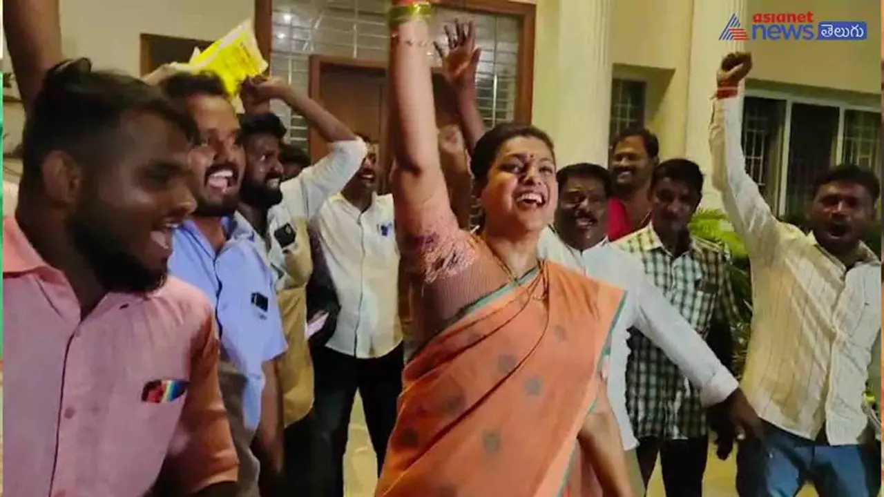 చంద్రబాబుకు రిమాండ్: స్వీట్లు పంచి సంబరాలు చేసుకున్న రోజా (వీడియో)