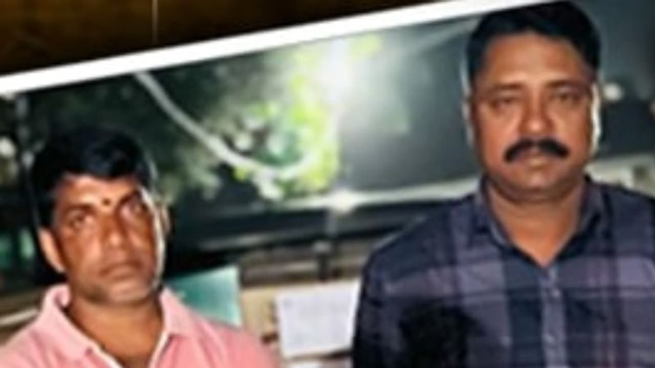 കേരളത്തിലേക്ക് കര്ണാടക മദ്യം കടത്താൻ ശ്രമം; 172.8 ലിറ്ററുമായി കാര് യാത്രികര് അറസ്റ്റില് കേരളത്തിലേക്ക് കര്ണാടക മദ്യം കടത്താൻ ശ്രമം; 172.8 ലിറ്ററുമായി കാര് യാത്രികര് അറസ്റ്റില്