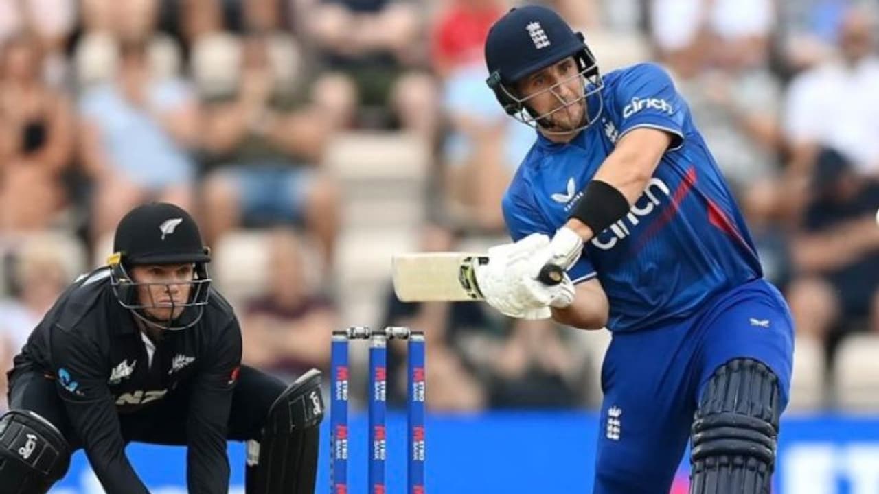 ബോള്ട്ട് കൊടുങ്കാറ്റില് ഇംഗ്ലണ്ട് ആടിയുലഞ്ഞു! രക്ഷകനായി ലിവിംഗ്സ്റ്റണ്; ന്യൂസിലന്ഡിന് എളുപ്പമാവില്ല ബോള്ട്ട് കൊടുങ്കാറ്റില് ഇംഗ്ലണ്ട് ആടിയുലഞ്ഞു! രക്ഷകനായി ലിവിംഗ്സ്റ്റണ്; ന്യൂസിലന്ഡിന് എളുപ്പമാവില്ല