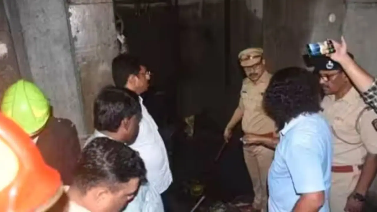 40 ಅಂತಸ್ತಿನ ಕಟ್ಟಡದ ಲಿಫ್ಟ್ ಕುಸಿದು 6 ಜನ ಸಾವು 40 ಅಂತಸ್ತಿನ ಕಟ್ಟಡದ ಲಿಫ್ಟ್ ಕುಸಿದು 6 ಜನ ಸಾವು