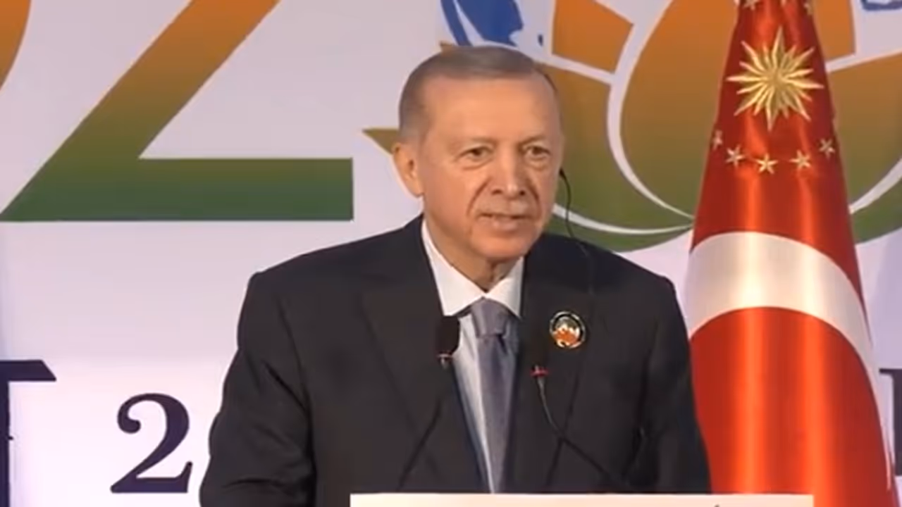 സംഘർഷം വർധിക്കുന്നതിനിടെ പാക് പ്രധാനമന്ത്രിയെ ഫോണിൽ വിളിച്ച് എർദോഗാൻ സംഘർഷം വർധിക്കുന്നതിനിടെ പാക് പ്രധാനമന്ത്രിയെ ഫോണിൽ വിളിച്ച് എർദോഗാൻ