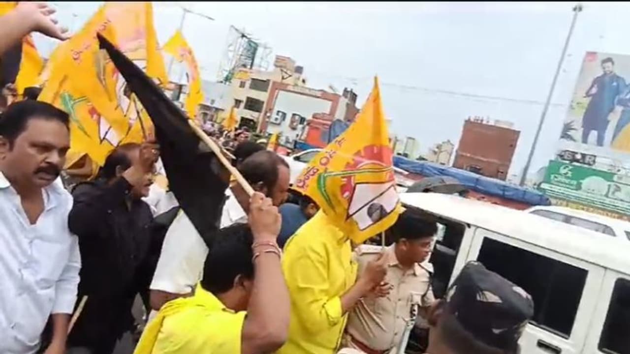ఏపీలో టీడీపీ బంద్.. పలువురు నేతల గృహ నిర్బంధం, అరెస్ట్లు.. కొనసాగుతున్న 144 సెక్షన్.. ఏపీలో టీడీపీ బంద్.. పలువురు నేతల గృహ నిర్బంధం, అరెస్ట్లు.. కొనసాగుతున్న 144 సెక్షన్..