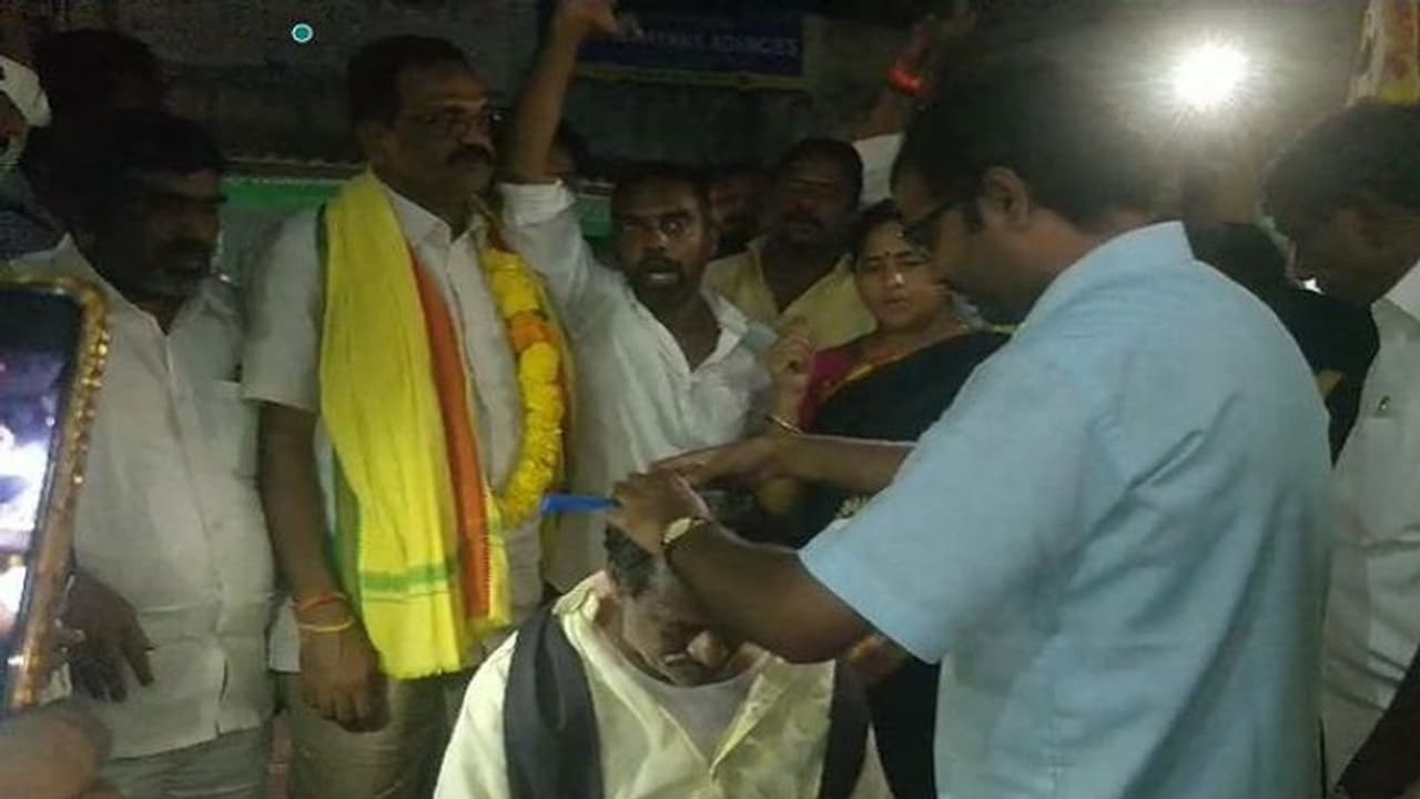 చంద్రబాబు అరెస్ట్ : నిరసనగా రోడ్డు పైనే శిరోముండనం...(వీడియో) చంద్రబాబు అరెస్ట్ : నిరసనగా రోడ్డు పైనే శిరోముండనం...(వీడియో)