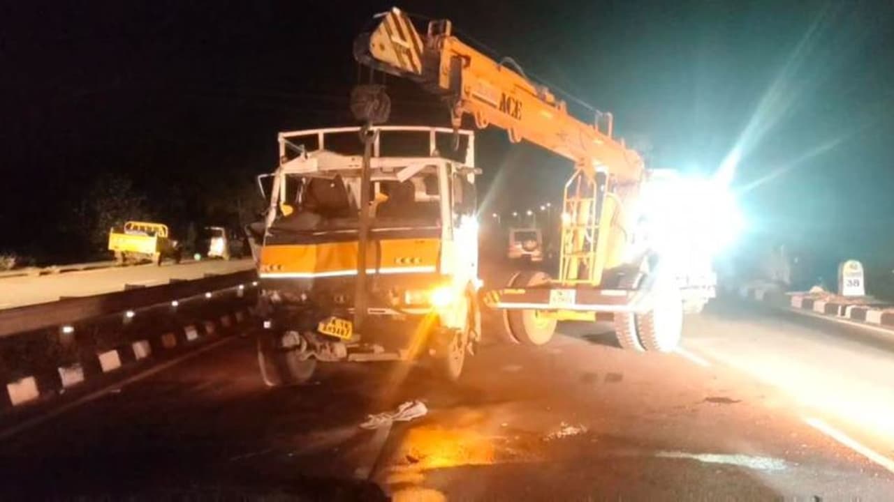 ಪ್ರವಾಸಿ ವಾಹನಕ್ಕೆ ಗೂಡ್ಸ್ ಲಾರಿ ಡಿಕ್ಕಿ : ಕರ್ನಾಟಕ ಪ್ರವಾಸ ಮುಗಿಸಿ ಹೋಗ್ತಿದ್ದ 7 ಮಹಿಳೆಯರು ಸಾವು ಪ್ರವಾಸಿ ವಾಹನಕ್ಕೆ ಗೂಡ್ಸ್ ಲಾರಿ ಡಿಕ್ಕಿ : ಕರ್ನಾಟಕ ಪ್ರವಾಸ ಮುಗಿಸಿ ಹೋಗ್ತಿದ್ದ 7 ಮಹಿಳೆಯರು ಸಾವು