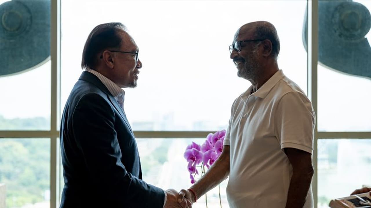 மலேசிய பிரதமருடன் ரஜினிகாந்த் திடீர் சந்திப்பு! பின்னணி என்ன? வைரலாகும் போட்டோஸ் மற்றும் வீடியோஸ்!