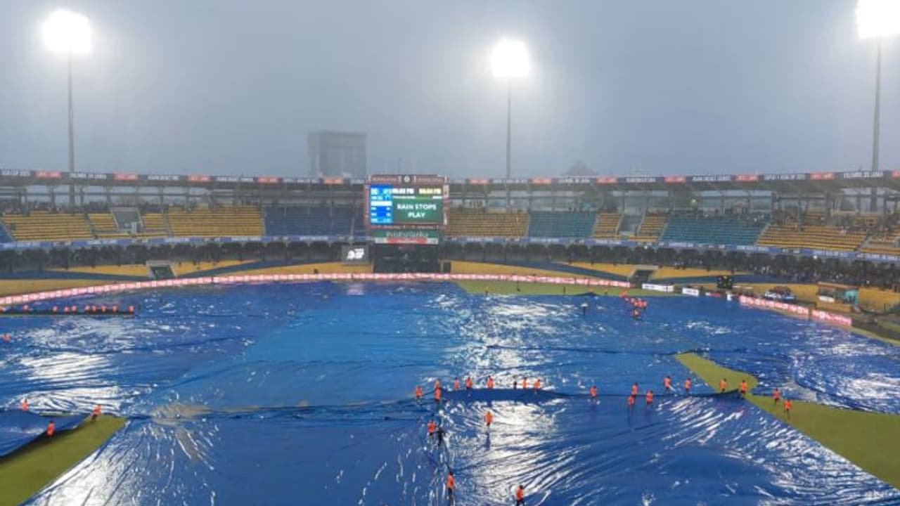 വീണ്ടും മഴയുടെ കളി, ബാബറിനെ മടക്കി ഹാര്‍ദ്ദിക്, ഇരട്ടപ്രഹരവുമായി ഇന്ത്യ,മത്സരത്തിന് ഫലമുണ്ടാവാനുള്ള സാധ്യതകൾ