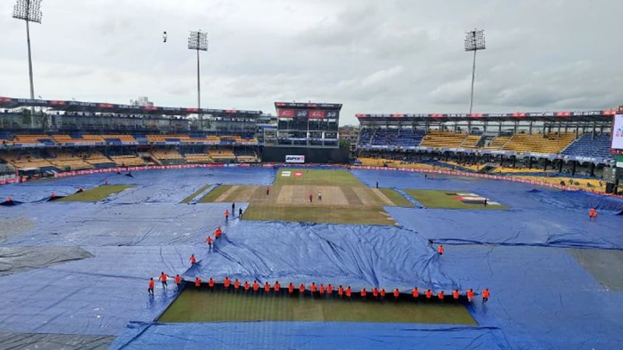 ഇനിയും മഴ കളിച്ചാല് ഇന്ത്യയെ കാത്തിരിക്കുന്നത് കടുത്ത പ്രതിസന്ധി! ഫൈനല് കാണാതെ പുറത്താവാനും സാധ്യത ഇനിയും മഴ കളിച്ചാല് ഇന്ത്യയെ കാത്തിരിക്കുന്നത് കടുത്ത പ്രതിസന്ധി! ഫൈനല് കാണാതെ പുറത്താവാനും സാധ്യത