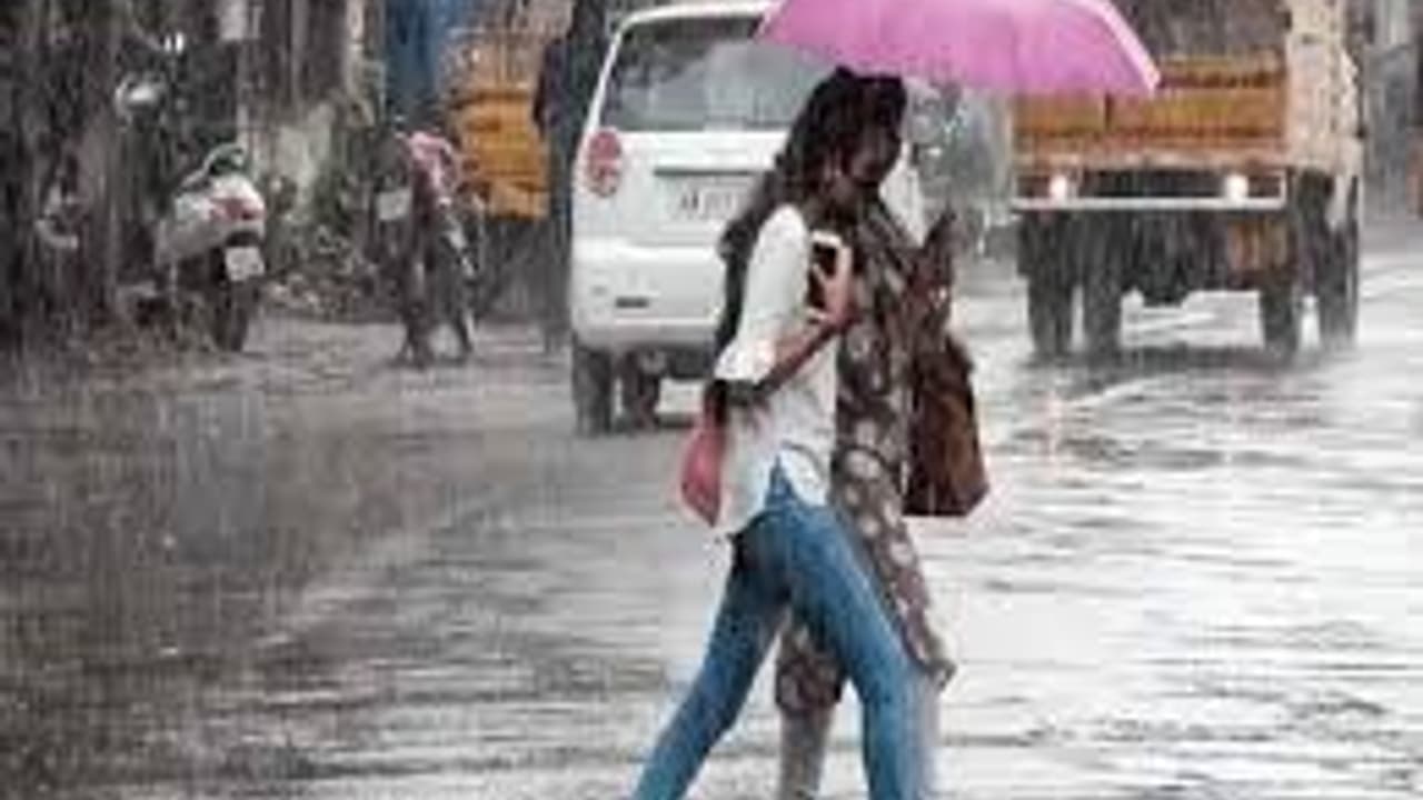 ಕರ್ನಾಟಕದಲ್ಲಿ ಭಾರೀ ಮಳೆ: 5 ಜಿಲ್ಲೆಗಳಲ್ಲಿ ಯೆಲ್ಲೋ ಅಲರ್ಟ್ ಕರ್ನಾಟಕದಲ್ಲಿ ಭಾರೀ ಮಳೆ: 5 ಜಿಲ್ಲೆಗಳಲ್ಲಿ ಯೆಲ್ಲೋ ಅಲರ್ಟ್