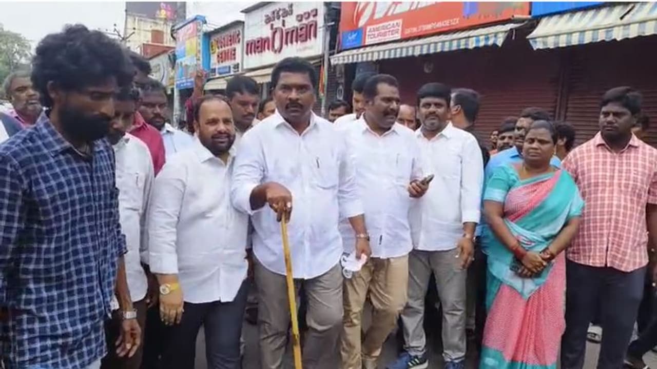 లాఠీ పట్టుకుని గుంటూరు రోడ్లపై తిరుగుతూ... వైసిపి మేయర్ మనోహర్ హల్ చల్ (వీడియో) లాఠీ పట్టుకుని గుంటూరు రోడ్లపై తిరుగుతూ... వైసిపి మేయర్ మనోహర్ హల్ చల్ (వీడియో)