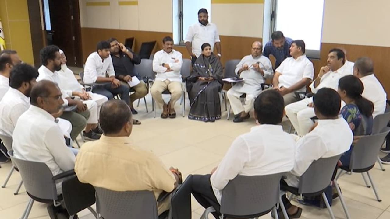 చంద్రబాబు అరెస్ట్... టిడిపి కార్యాలయంలో టిడిపి ముఖ్య నాయకుల భేటీ (వీడియో) చంద్రబాబు అరెస్ట్... టిడిపి కార్యాలయంలో టిడిపి ముఖ్య నాయకుల భేటీ (వీడియో)