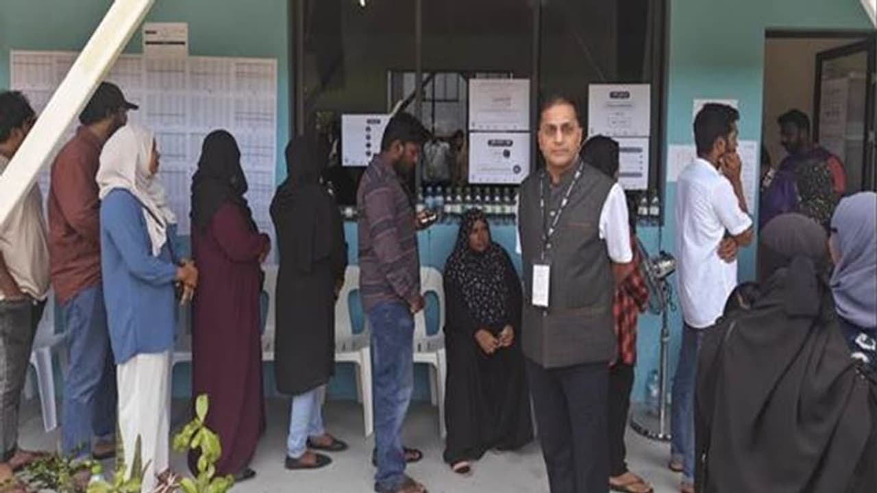 மாலத்தீவு அதிபர் தேர்தலை பார்வையிட்ட இந்திய தேர்தல் ஆணையர்! மாலத்தீவு அதிபர் தேர்தலை பார்வையிட்ட இந்திய தேர்தல் ஆணையர்!