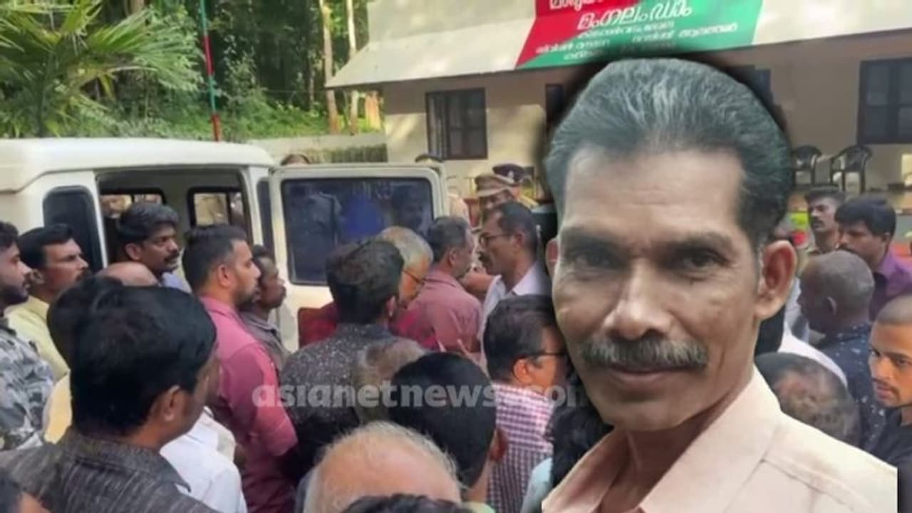 പുലി ചത്ത കേസിൽ വനം വകുപ്പ് ചോദ്യം ചെയ്തു; ജീവനൊടുക്കിയ ടാപ്പിങ് തൊഴിലാളിയുടെ മൃതദേഹവുമായി പ്രതിഷേധം പുലി ചത്ത കേസിൽ വനം വകുപ്പ് ചോദ്യം ചെയ്തു; ജീവനൊടുക്കിയ ടാപ്പിങ് തൊഴിലാളിയുടെ മൃതദേഹവുമായി പ്രതിഷേധം