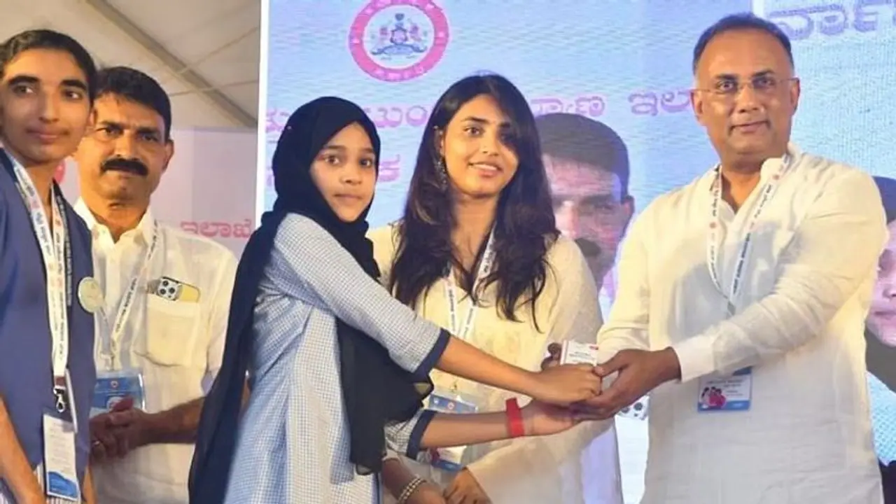 Karnataka to give free sanitary pads for school and college girls from October Karnataka to give free sanitary pads for school and college girls from October