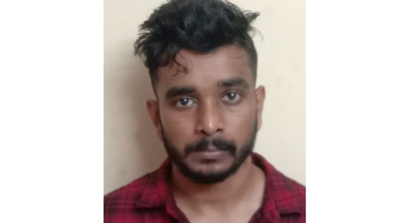 കടത്താനുള്ള സ്വര്ണം തടഞ്ഞുവെച്ചതിന്റെ പ്രതികാരം; പ്രവാസി വ്യവസായിയെ തട്ടിക്കൊണ്ടു പോയ പ്രതി മുബൈയില് പിടിയിൽ കടത്താനുള്ള സ്വര്ണം തടഞ്ഞുവെച്ചതിന്റെ പ്രതികാരം; പ്രവാസി വ്യവസായിയെ തട്ടിക്കൊണ്ടു പോയ പ്രതി മുബൈയില് പിടിയിൽ