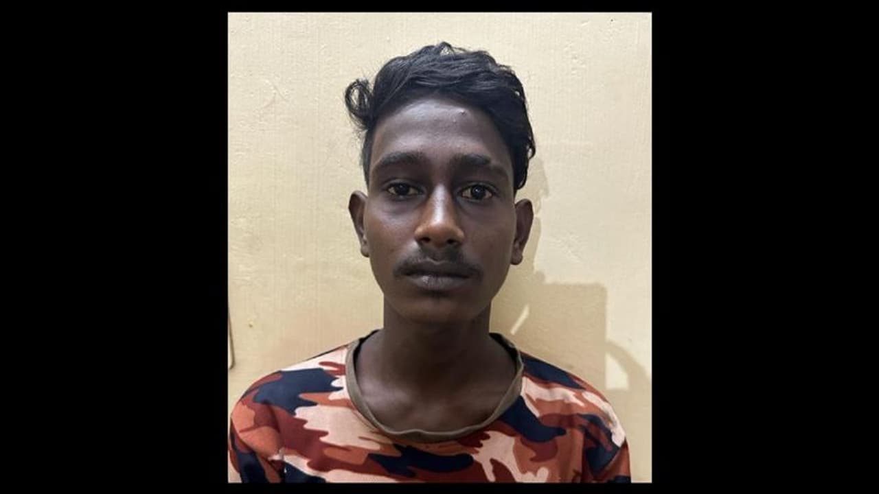 புதுச்சேரி ரயில் நிலையத்தில் வெடிகுண்டு வீசி பயிற்சி எடுத்த இளைஞர் கைது புதுச்சேரி ரயில் நிலையத்தில் வெடிகுண்டு வீசி பயிற்சி எடுத்த இளைஞர் கைது