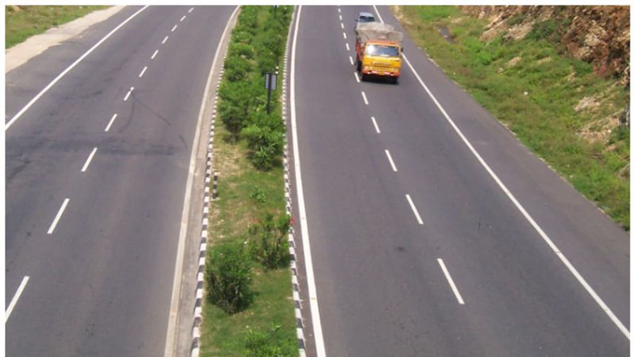 കേരളത്തിലെ റോഡ് വീണ്ടും സൂപ്പറാകും! എസ്റ്റിമേറ്റ് തയാറാക്കാൻ വെറും 15 ദിവസം, 3 ഇടങ്ങളിൽ അടിപ്പാതകൾ വരുന്നു കേരളത്തിലെ റോഡ് വീണ്ടും സൂപ്പറാകും! എസ്റ്റിമേറ്റ് തയാറാക്കാൻ വെറും 15 ദിവസം, 3 ഇടങ്ങളിൽ അടിപ്പാതകൾ വരുന്നു