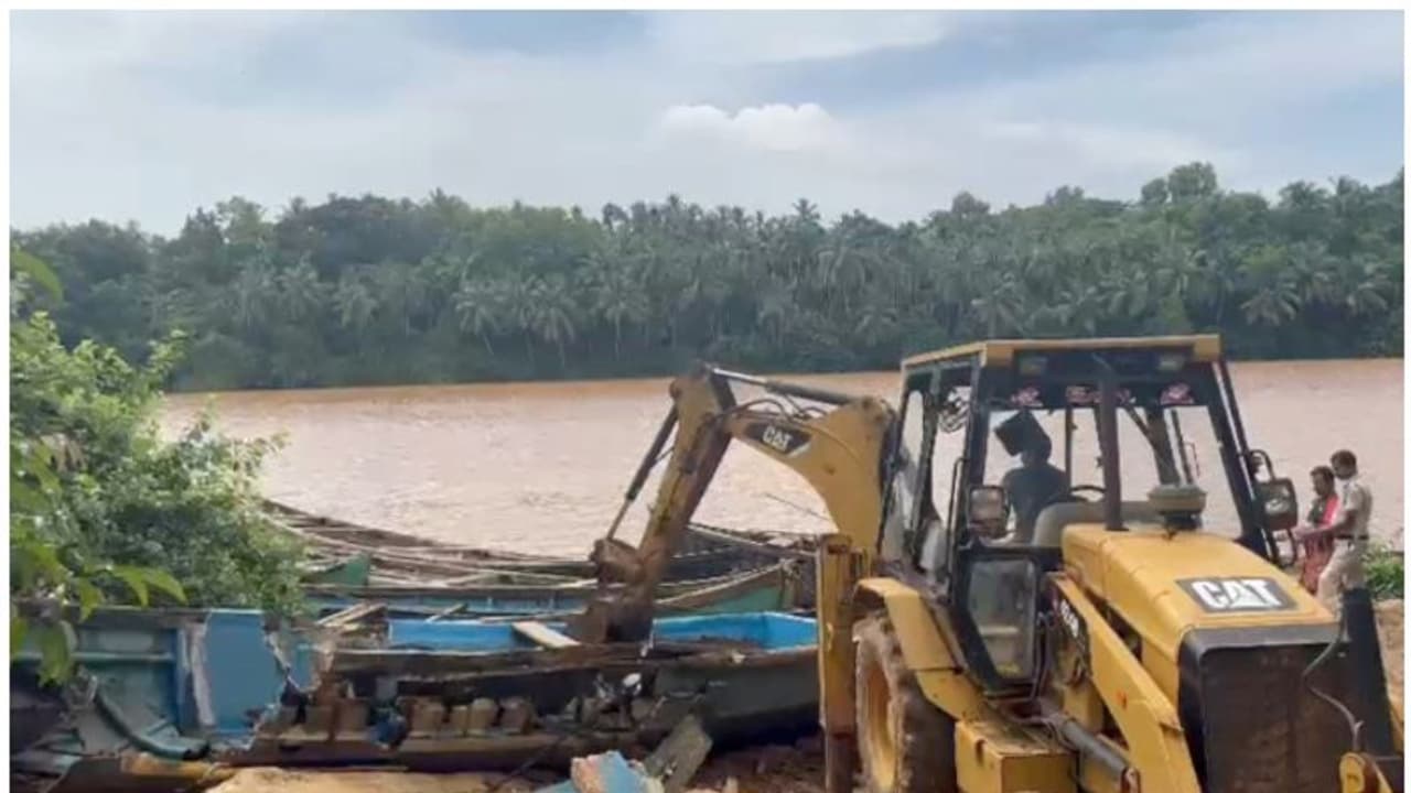 ഏഴ് കടവുകളിൽ മിന്നൽ വേഗത്തിലെത്തി പൊലീസ്, തോണികൾ ഒളിപ്പിച്ചിരുന്നത് വെള്ളത്തിനടിയിൽ; പുറത്തെടുത്ത് തകർത്തു ഏഴ് കടവുകളിൽ മിന്നൽ വേഗത്തിലെത്തി പൊലീസ്, തോണികൾ ഒളിപ്പിച്ചിരുന്നത് വെള്ളത്തിനടിയിൽ; പുറത്തെടുത്ത് തകർത്തു