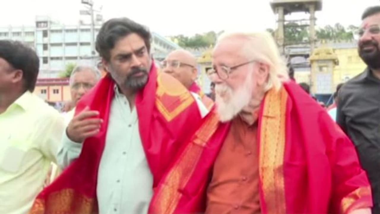 ராக்கெட்ரியின் ரியல் ஹீரோ நம்பி நாராயணனுடன் திருப்பதிக்கு திடீர் விசிட் அடித்த மாதவன் வைரலாகும் வீடியோ ராக்கெட்ரியின் ரியல் ஹீரோ நம்பி நாராயணனுடன் திருப்பதிக்கு திடீர் விசிட் அடித்த மாதவன் வைரலாகும் வீடியோ