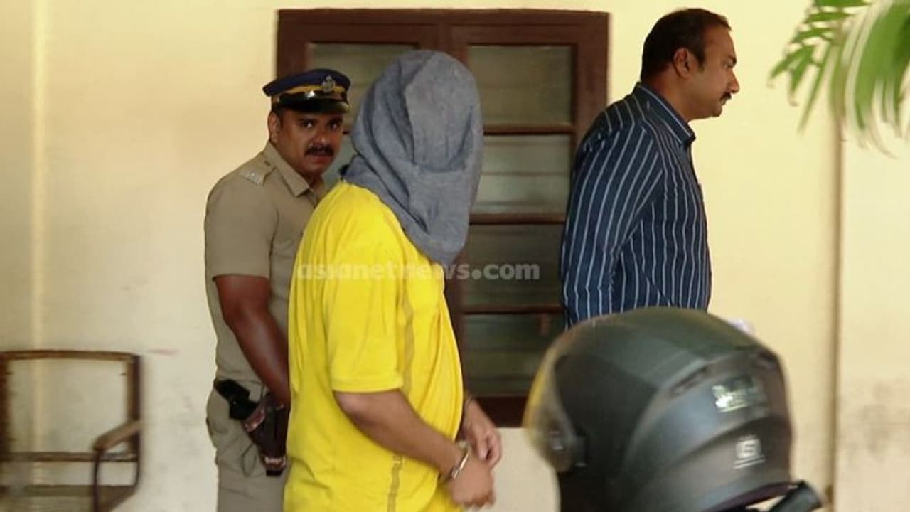 ഐഎസ് ഗ്രൂപ്പ് തൃശ്ശൂരിലടക്കം ക്ഷേത്രങ്ങൾ കൊള്ളയടിക്കാനും പുരോഹിതനെ ആക്രമിക്കാനും പദ്ധതിയിട്ടു: എൻഐഎ