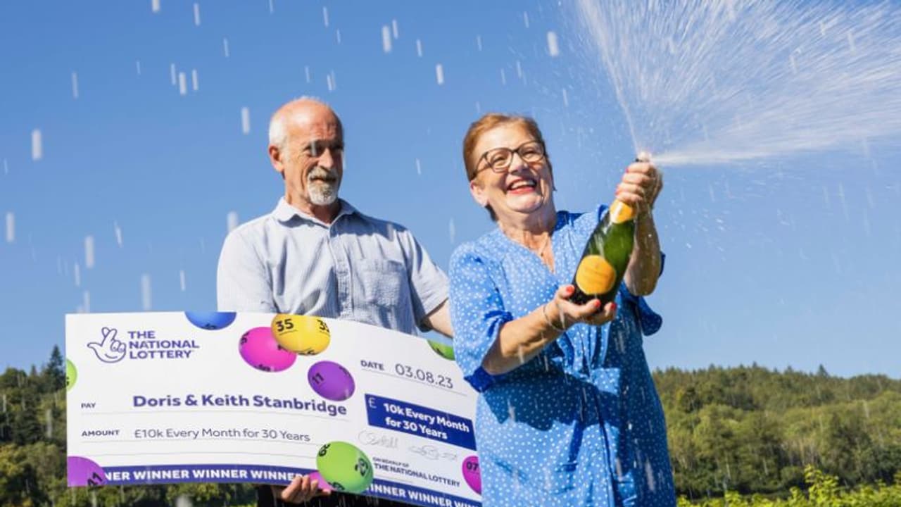 അടിച്ചു മോനേ... ജന്മദിനത്തിലെടുത്ത ലോട്ടറിക്ക് 'ലൈഫ് ടൈം' സെറ്റിൽമെന്‍റ്; 70കാരിക്ക് എല്ലാ മാസവും വൻ തുക!