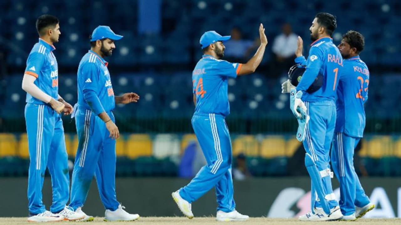 பாகிஸ்தானுக்கு எதிராக இந்தியா வெற்றி: பட்டாசு வெடித்து கொண்டாடிய ரசிகர்கள்; மெய்சிலிர்க்க வைக்கும் வீடியோ! பாகிஸ்தானுக்கு எதிராக இந்தியா வெற்றி: பட்டாசு வெடித்து கொண்டாடிய ரசிகர்கள்; மெய்சிலிர்க்க வைக்கும் வீடியோ!