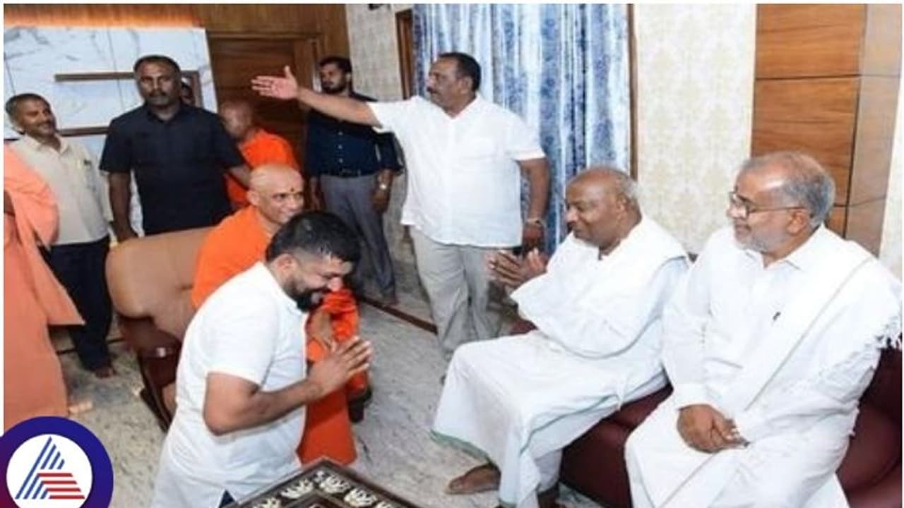 ಜೆಡಿಎಸ್ ಬಿಜೆಪಿ ಮೈತ್ರಿ ಬೆನ್ನಲ್ಲೇ ದೊಡ್ಡಗೌಡರ ಮುಂದೆ ಮಂಡಿಯೂರಿ ನಮಸ್ಕರಿಸಿದ ಸಂಸದ ಪ್ರತಾಪ್ ಸಿಂಹ ಜೆಡಿಎಸ್ ಬಿಜೆಪಿ ಮೈತ್ರಿ ಬೆನ್ನಲ್ಲೇ ದೊಡ್ಡಗೌಡರ ಮುಂದೆ ಮಂಡಿಯೂರಿ ನಮಸ್ಕರಿಸಿದ ಸಂಸದ ಪ್ರತಾಪ್ ಸಿಂಹ