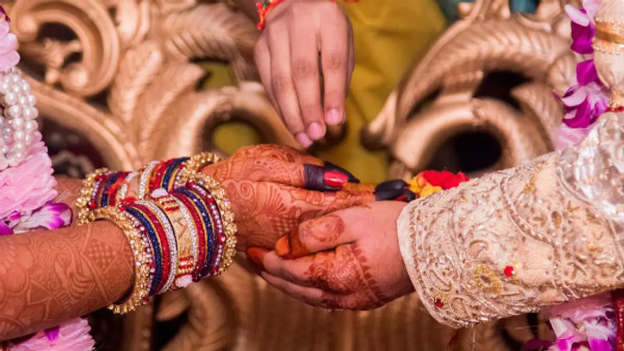 పెళ్లి జరుగుతుండగా చోరీ కేసులో పెళ్లి కొడుకు అరెస్టు.. అన్నతో వధువు వివాహం పెళ్లి జరుగుతుండగా చోరీ కేసులో పెళ్లి కొడుకు అరెస్టు.. అన్నతో వధువు వివాహం