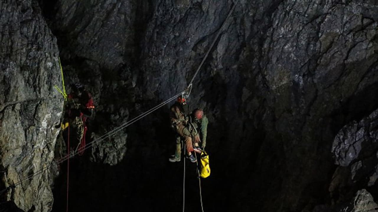 ആന്തരിക രക്തസ്രാവത്തെ തുടര്‍ന്ന് 3,600 അടി ഗുഹയില്‍ ഒമ്പത് ദിവസം; ഒടുവില്‍, അത്ഭുതകരമായ രക്ഷപ്പെടല്‍ ! 