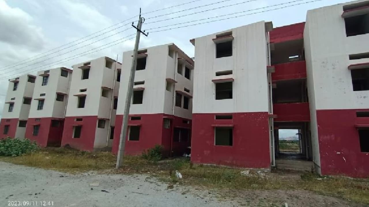 ಮುಂಡರಗಿ ಲೇಔಟ್: ಅಶ್ರಯ ಮನೆಗಳ ಹಂಚಿಕೆ ವಿಚಾರಕ್ಕೆ ಬಿಜೆಪಿ ಕಾಂಗ್ರೆಸ್ ಹಗ್ಗ ಜಗ್ಗಾಟ ಮುಂಡರಗಿ ಲೇಔಟ್: ಅಶ್ರಯ ಮನೆಗಳ ಹಂಚಿಕೆ ವಿಚಾರಕ್ಕೆ ಬಿಜೆಪಿ ಕಾಂಗ್ರೆಸ್ ಹಗ್ಗ ಜಗ್ಗಾಟ