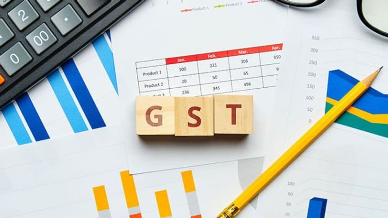 ரூ. 55,000 கோடி அளவிற்கு சரக்கு மற்றும் சேவை வரி பாக்கி வைத்திருக்கும் நிறுவனங்களுக்கு நோட்டீஸ்!! ரூ. 55,000 கோடி அளவிற்கு சரக்கு மற்றும் சேவை வரி பாக்கி வைத்திருக்கும் நிறுவனங்களுக்கு நோட்டீஸ்!!