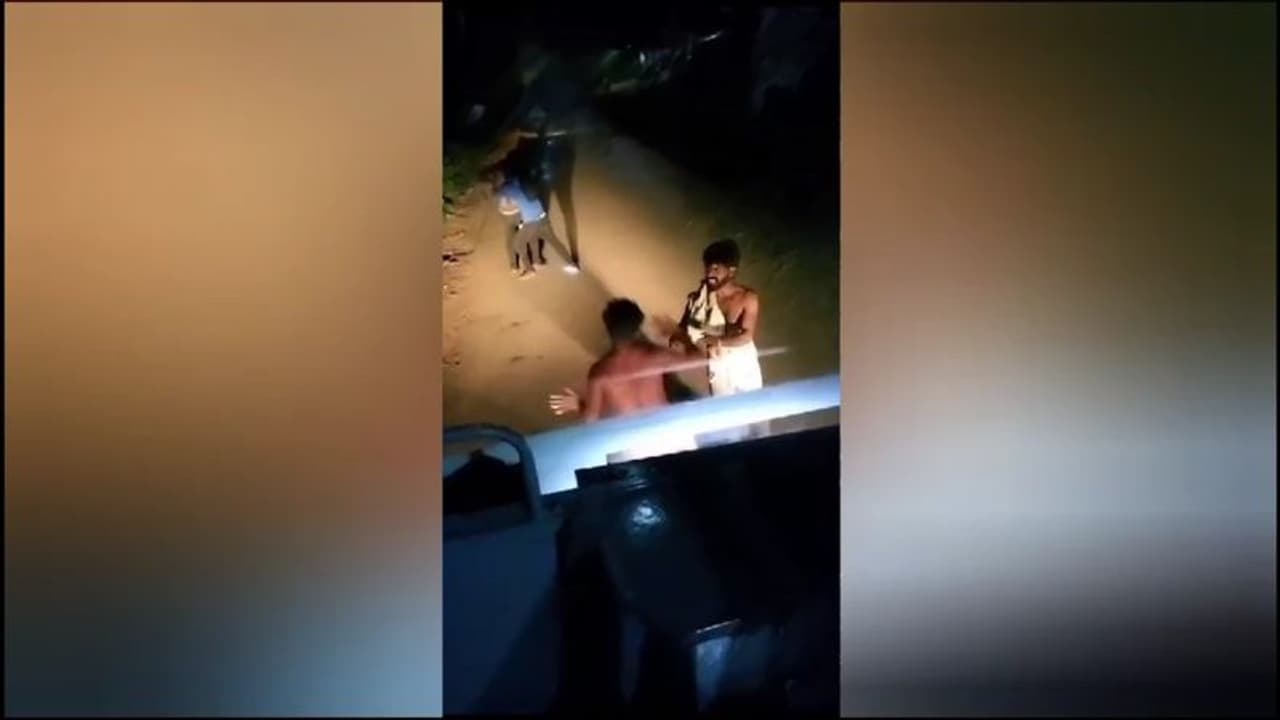 ஹெட் லைட்டை டிஸ்கோ லைட்டாக மாற்றி சாலையில் ஆட்டம் போட்ட ஆசாமிகளால்; பயணிகள் எரிச்சல்