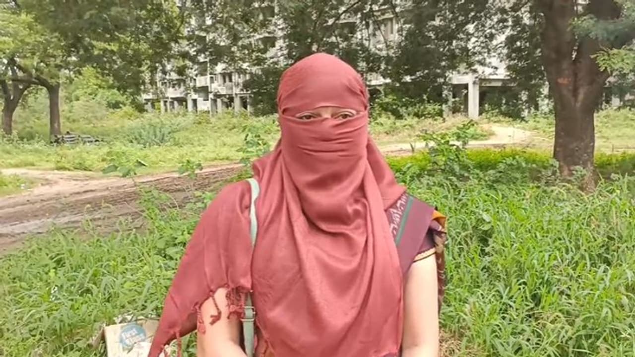 లోన్ కోసం వెళితే లోబర్చుకోబోయాడు... మహిళపై ఫైనాన్స్ సంస్థ యజమాని అత్యాచారయత్నం (వీడియో) లోన్ కోసం వెళితే లోబర్చుకోబోయాడు... మహిళపై ఫైనాన్స్ సంస్థ యజమాని అత్యాచారయత్నం (వీడియో)