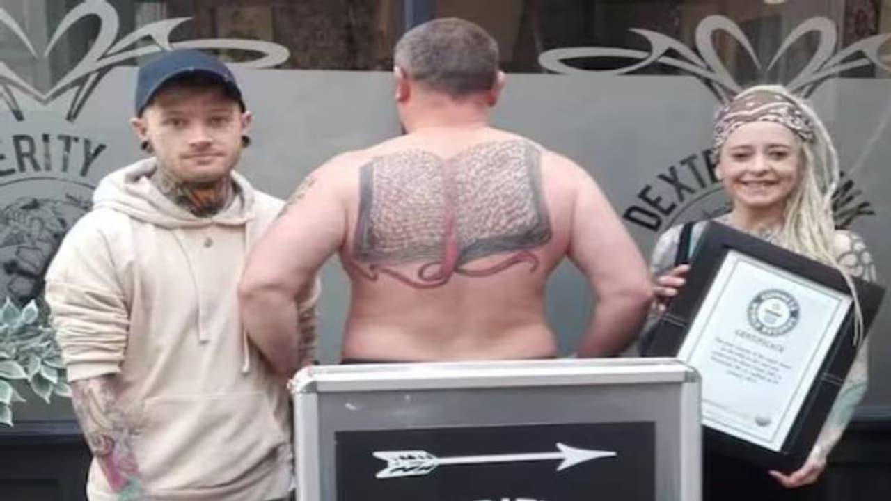 അച്ഛൻ മകളുടെ പേര് സ്വന്തം ദേഹത്ത് പച്ചകുത്തിയത് 667 തവണ!