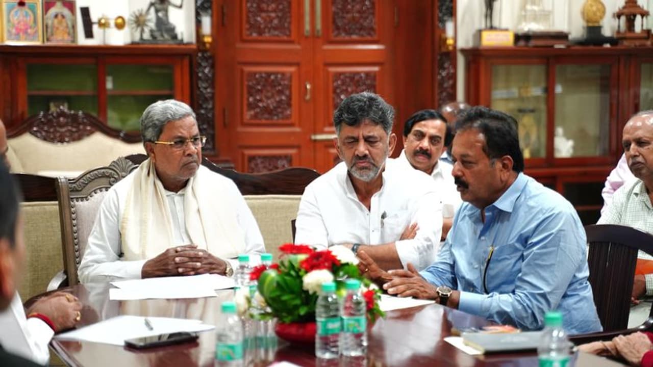 ತಮಿಳುನಾಡಿಗೆ 5 ಸಾವಿರ ಕ್ಯೂಸೆಕ್ ನೀರು, ರಾಜ್ಯಕ್ಕೆ ತೀವ್ರ ಹಿನ್ನಡೆ ಬೆನ್ನಲ್ಲೇ ಸಿಎಂ ಸಿದ್ದು ತುರ್ತು ಸಭೆ! ತಮಿಳುನಾಡಿಗೆ 5 ಸಾವಿರ ಕ್ಯೂಸೆಕ್ ನೀರು, ರಾಜ್ಯಕ್ಕೆ ತೀವ್ರ ಹಿನ್ನಡೆ ಬೆನ್ನಲ್ಲೇ ಸಿಎಂ ಸಿದ್ದು ತುರ್ತು ಸಭೆ!