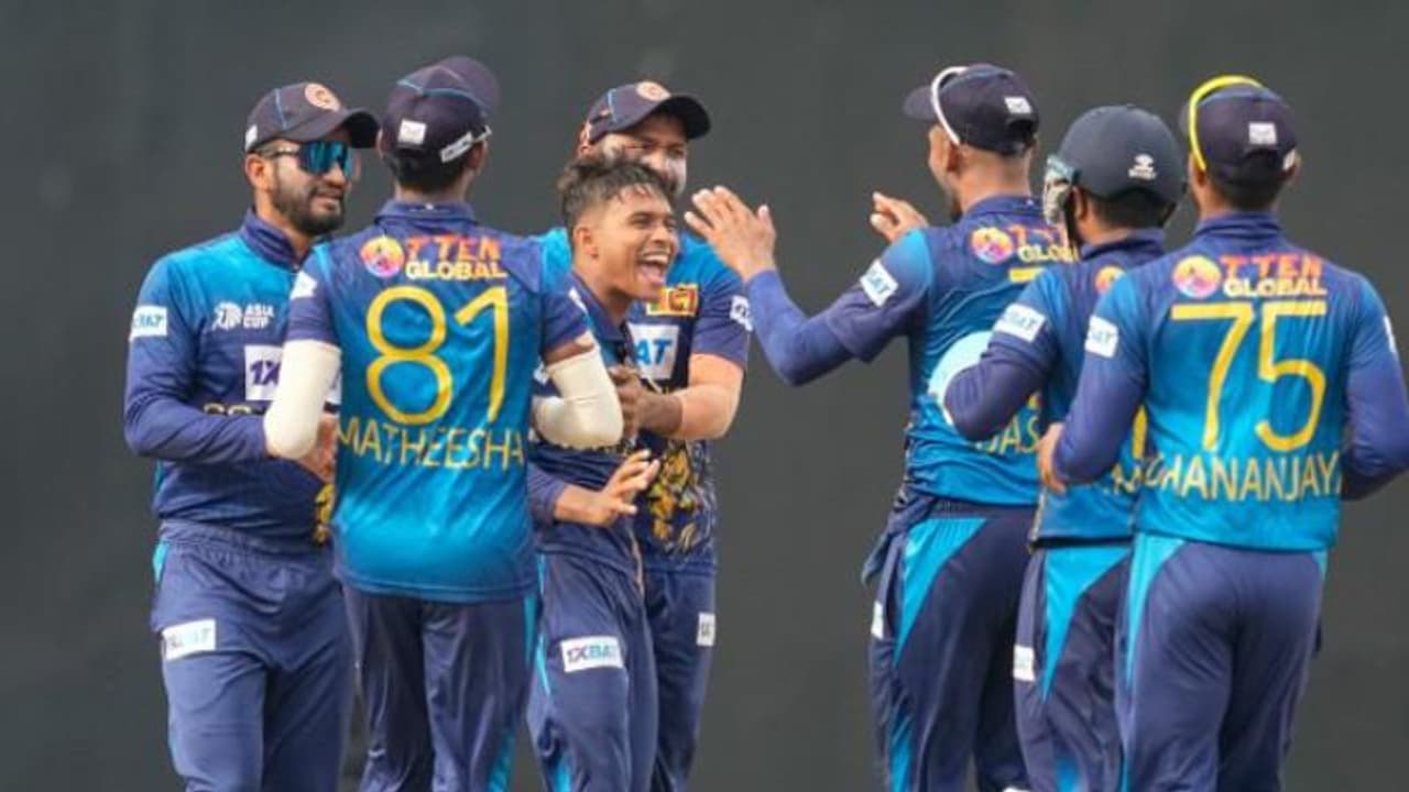 ധോണിയുടെ കളരിയില് വളര്ന്നു, ശ്രീലങ്കന് താരം കന്നി ലോകകപ്പിന്; ടീമിനെ ഷനക തന്നെ നയിക്കും, ഹസരങ്ക പുറത്ത് ധോണിയുടെ കളരിയില് വളര്ന്നു, ശ്രീലങ്കന് താരം കന്നി ലോകകപ്പിന്; ടീമിനെ ഷനക തന്നെ നയിക്കും, ഹസരങ്ക പുറത്ത്