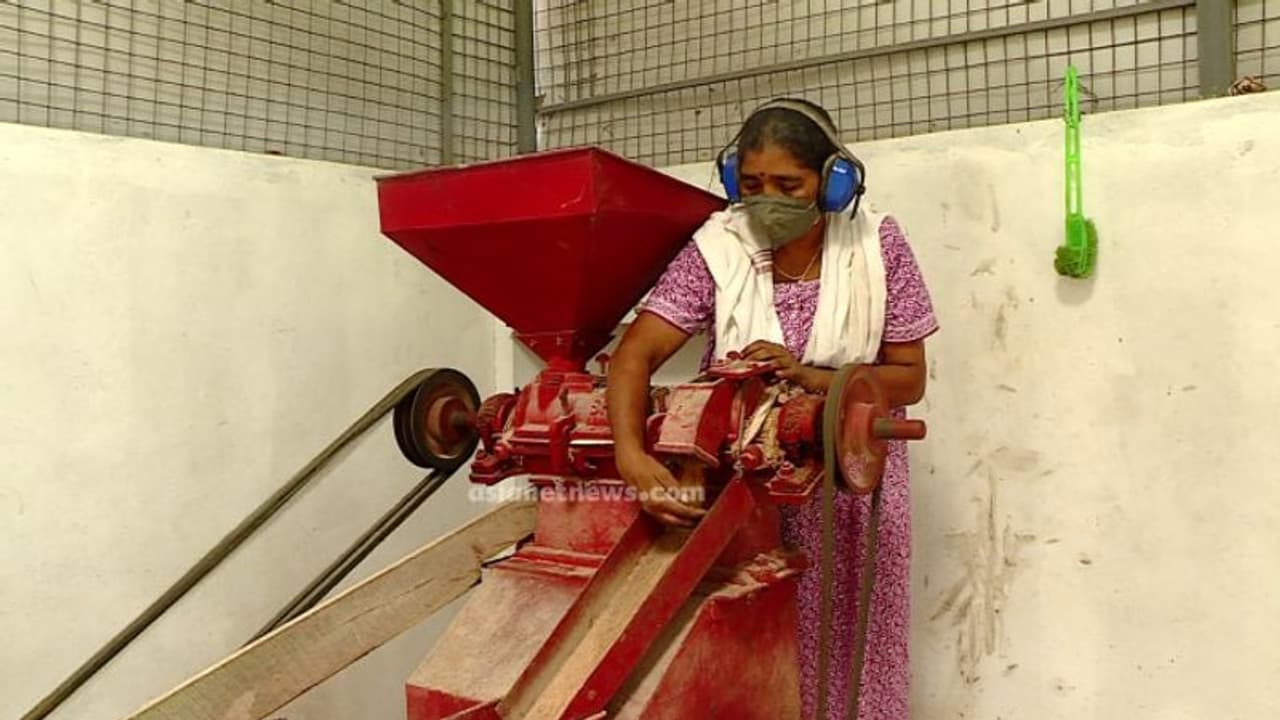 പ്രധാനമന്ത്രി തൊഴിൽ ദായക പദ്ധതിയിൽ വായ്പയെടുത്ത് സംരംഭം തുടങ്ങിയവർ പൊല്ലാപ്പിലായി; സബ്സിഡി വൈകുന്നു പ്രധാനമന്ത്രി തൊഴിൽ ദായക പദ്ധതിയിൽ വായ്പയെടുത്ത് സംരംഭം തുടങ്ങിയവർ പൊല്ലാപ്പിലായി; സബ്സിഡി വൈകുന്നു