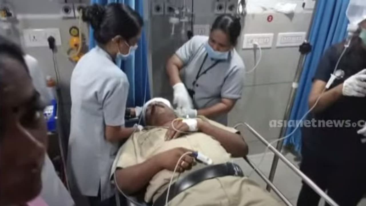 തൃശൂരില് പൊലീസുകാരന് വെട്ടേറ്റു; അക്രമം സംഘര്ഷം അന്വേഷിക്കാനെത്തിയ ഉദ്യോഗസ്ഥന് നേരെ തൃശൂരില് പൊലീസുകാരന് വെട്ടേറ്റു; അക്രമം സംഘര്ഷം അന്വേഷിക്കാനെത്തിയ ഉദ്യോഗസ്ഥന് നേരെ