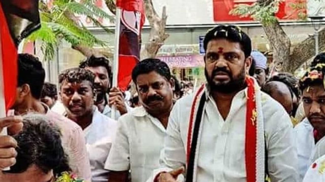 இபிஎஸ்க்கு நெருக்கமான முன்னாள் எம்எல்ஏ வீட்டில் லஞ்ச ஒழிப்புத்துறை சோதனை.. மாவட்ட செயலாளர் வீட்டிலும் ரெய்டு இபிஎஸ்க்கு நெருக்கமான முன்னாள் எம்எல்ஏ வீட்டில் லஞ்ச ஒழிப்புத்துறை சோதனை.. மாவட்ட செயலாளர் வீட்டிலும் ரெய்டு