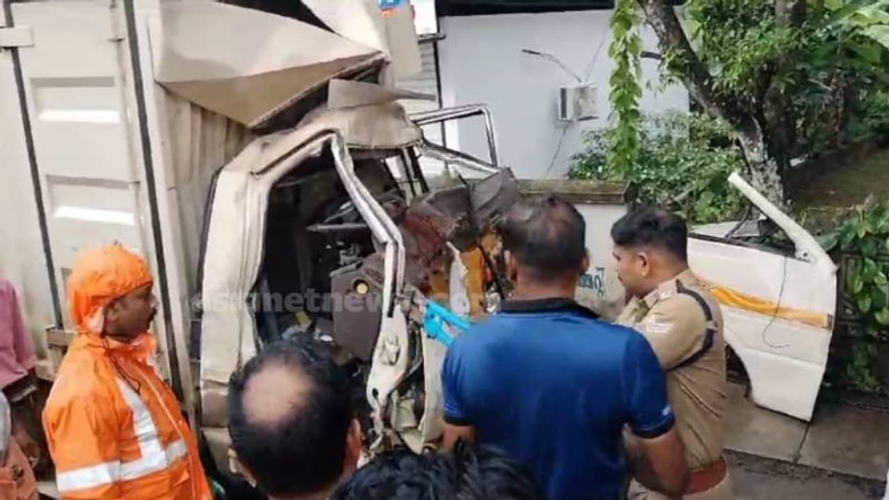 പന്തളത്ത് ഡെലിവറി വാനും കെഎസ്ആർടിസി ബസും കൂട്ടിയിടിച്ചു, രണ്ട് പേർ മരിച്ചു