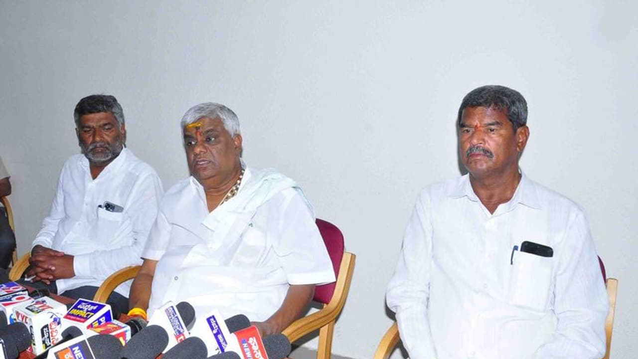 ಕಾಂಗ್ರೆಸ್ನ ಗ್ಯಾರಂಟಿ ನೆಪದಲ್ಲಿ ರೈತರ ಮನೆ ಹಾಳು: ಎಚ್ಡಿ ರೇವಣ್ಣ ಆಕ್ರೋಶ ಕಾಂಗ್ರೆಸ್ನ ಗ್ಯಾರಂಟಿ ನೆಪದಲ್ಲಿ ರೈತರ ಮನೆ ಹಾಳು: ಎಚ್ಡಿ ರೇವಣ್ಣ ಆಕ್ರೋಶ