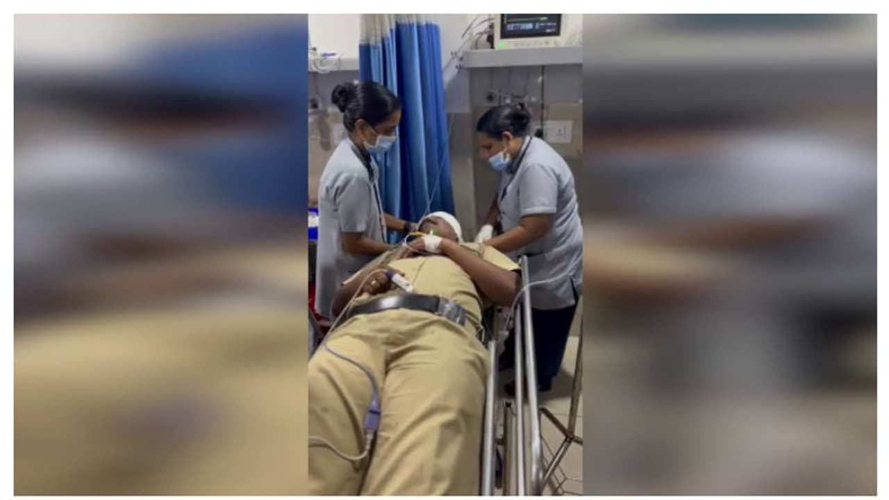 ബന്ധുവിന്റെ മരണാനന്തര ചടങ്ങിൽ സംഘർഷം; തടയാനെത്തിയ പൊലീസുകാരന് വെട്ടേറ്റു; ഗുണ്ടകൾ പിടിയിൽ ബന്ധുവിന്റെ മരണാനന്തര ചടങ്ങിൽ സംഘർഷം; തടയാനെത്തിയ പൊലീസുകാരന് വെട്ടേറ്റു; ഗുണ്ടകൾ പിടിയിൽ