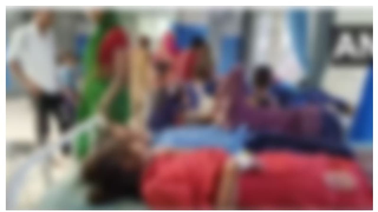 ഭക്ഷണത്തില് ഓന്തിനെ കണ്ടെന്ന് കുട്ടികള്; അൻപതോളം വിദ്യാര്ത്ഥികള്ക്ക് വയറുവേദനയും ഛർദ്ദിയും, ആശുപത്രിയിൽ ഭക്ഷണത്തില് ഓന്തിനെ കണ്ടെന്ന് കുട്ടികള്; അൻപതോളം വിദ്യാര്ത്ഥികള്ക്ക് വയറുവേദനയും ഛർദ്ദിയും, ആശുപത്രിയിൽ